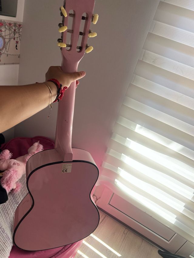 Guitarra acústica rosa