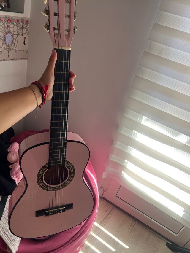 Guitarra acústica rosa