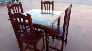 Mesa y 4 sillas estilo café