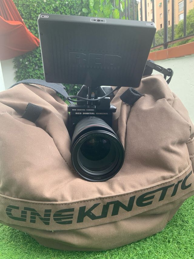 RED KOMODO-X + Operador con patines en linea.