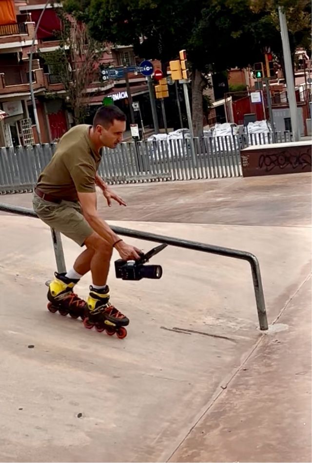 RED KOMODO-X + Operador con patines en linea.