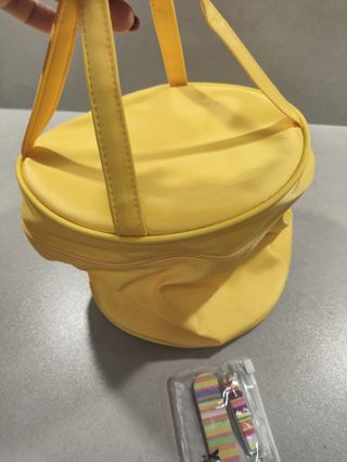 Neceser amarillo tipo piel+set manicura