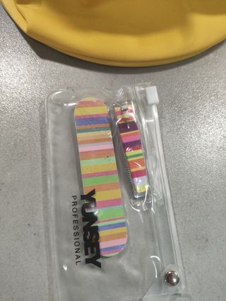 Neceser amarillo tipo piel+set manicura