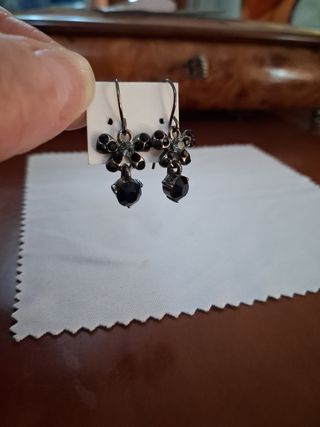 Pendientes negros en forma de lazo