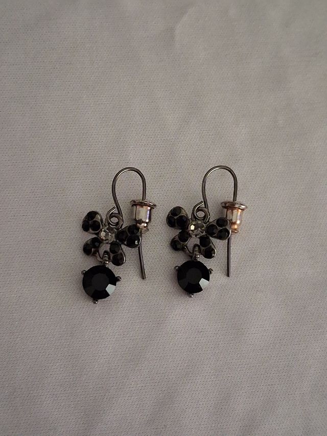 Pendientes negros en forma de lazo