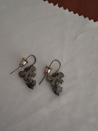 Pendientes negros en forma de lazo