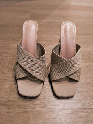 Sandalias tacón beige