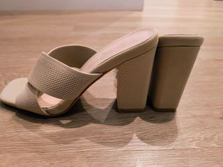 Sandalias tacón beige