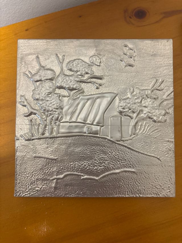 Relieves metalicos plateados.