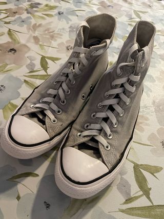 Zapatillas Converse de color gris, sin plataforma.