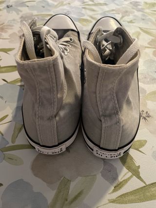 Zapatillas Converse de color gris, sin plataforma.