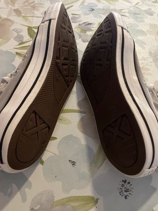 Zapatillas Converse de color gris, sin plataforma.