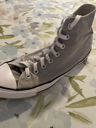 Zapatillas Converse de color gris, sin plataforma.