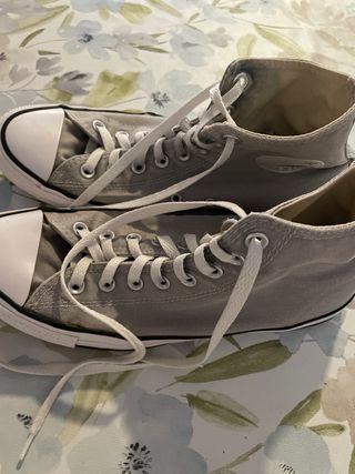 Zapatillas Converse de color gris, sin plataforma.