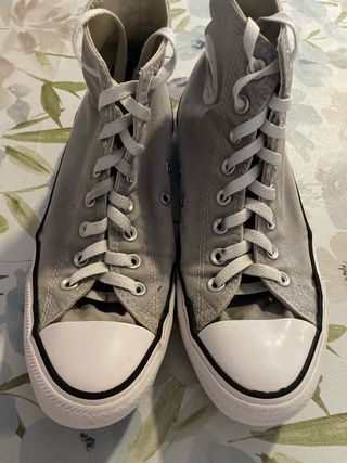 Zapatillas Converse de color gris, sin plataforma.