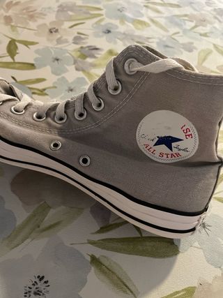 Zapatillas Converse de color gris, sin plataforma.