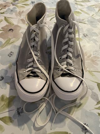 Zapatillas Converse de color gris, sin plataforma.