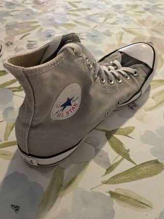 Zapatillas Converse de color gris, sin plataforma.
