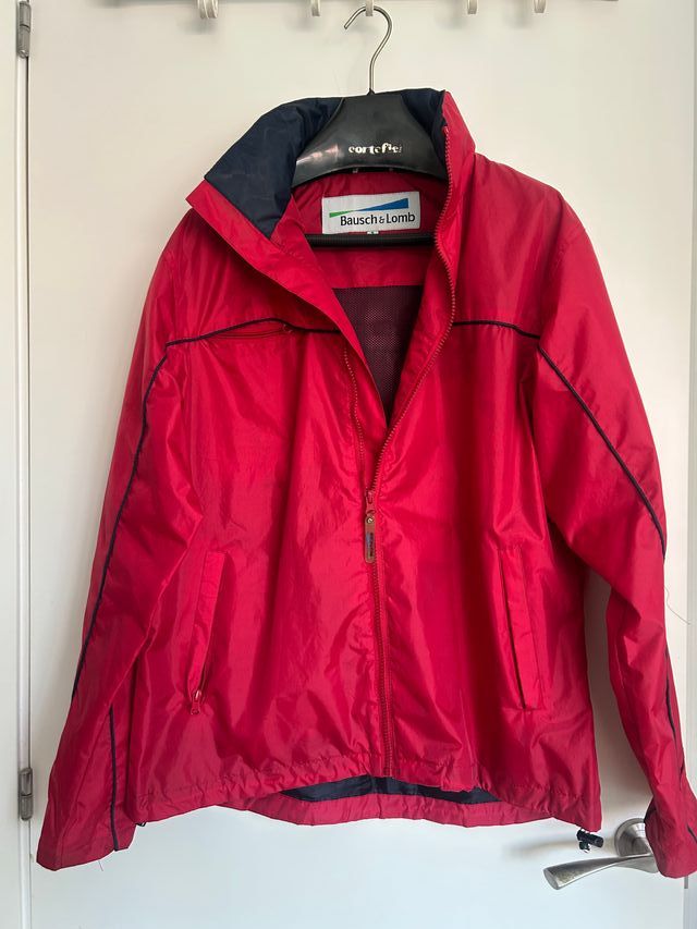 Cazadora impermeable Bausch & Lomb roja