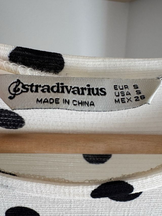 Vestido Stradivarius lunares blanco y negro