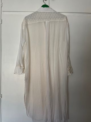 Blusón blanco ZARA - Talla  M
Es un blanco roto
