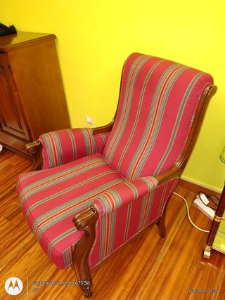 Sillón rojo y madera estilo clásico