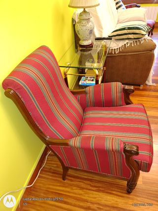 Sillón rojo y madera estilo clásico