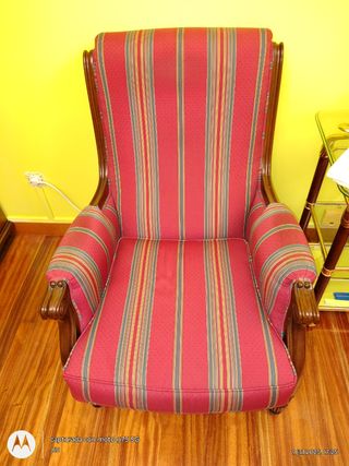Sillón rojo y madera estilo clásico