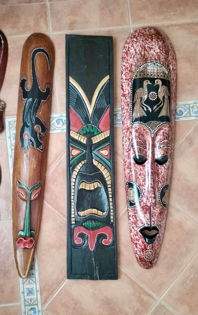Lote de Máscaras y figuras étnicas de madera 