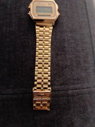 Reloj digital dorado Water Resist.
Mod.2025