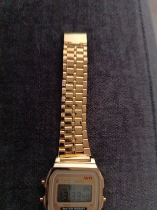 Reloj digital dorado Water Resist.
Mod.2025