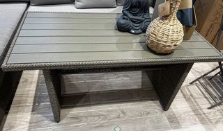 Mesa jardín beige sin desembalar 
( SOLO MESA)