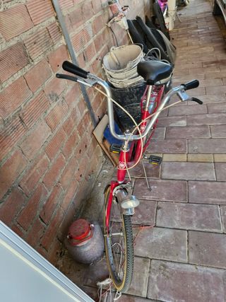 Bicicleta roja antigua