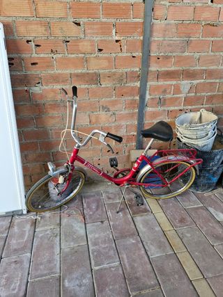 Bicicleta roja antigua