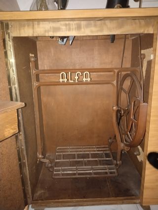 Máquina Coser Alfa Antigua con mueble adaptado