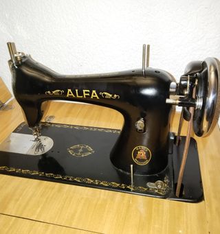 Máquina Coser Alfa Antigua con mueble adaptado