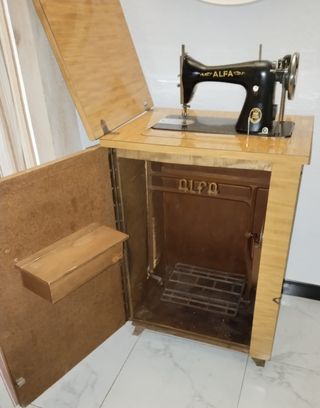 Máquina Coser Alfa Antigua con mueble adaptado