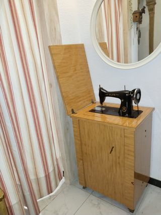 Máquina Coser Alfa Antigua con mueble adaptado