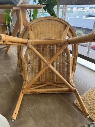 Sillón con brazos de mimbre