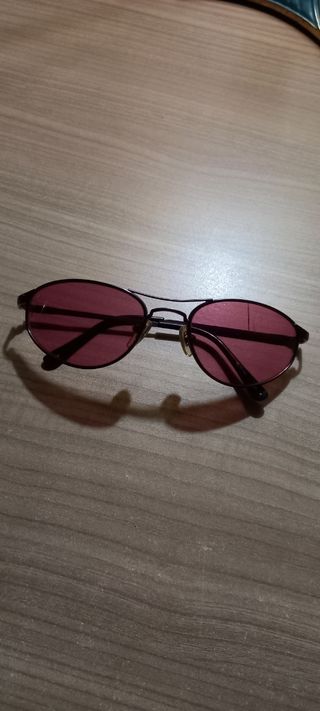 Gafas de sol rojas y moradas