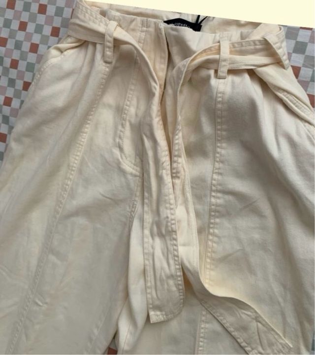 Pantalón anchoTintoretto color crema c/cinturón.