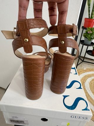 Tacones Guess Marrón