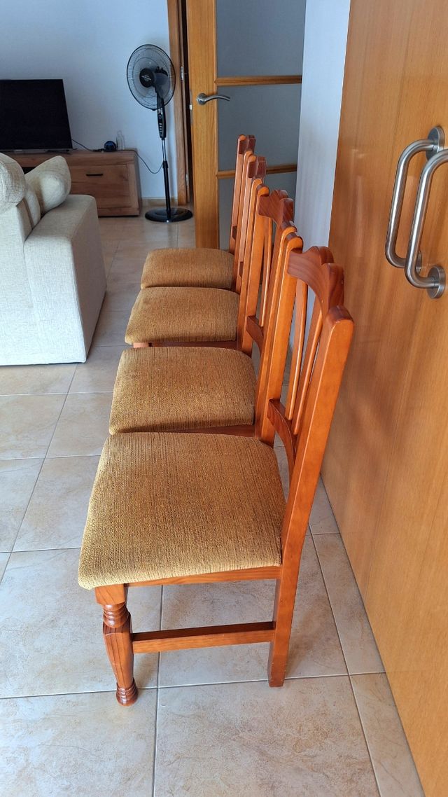 4 Sillas de comedor de madera