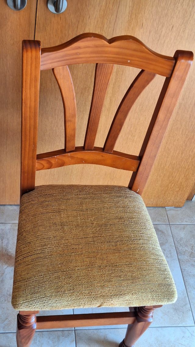 4 Sillas de comedor de madera