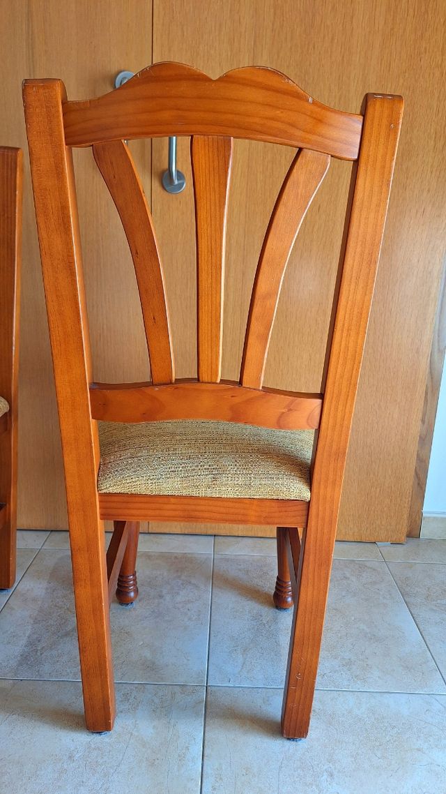 4 Sillas de comedor de madera