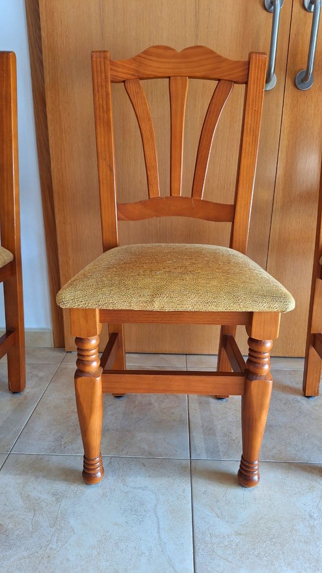 4 Sillas de comedor de madera