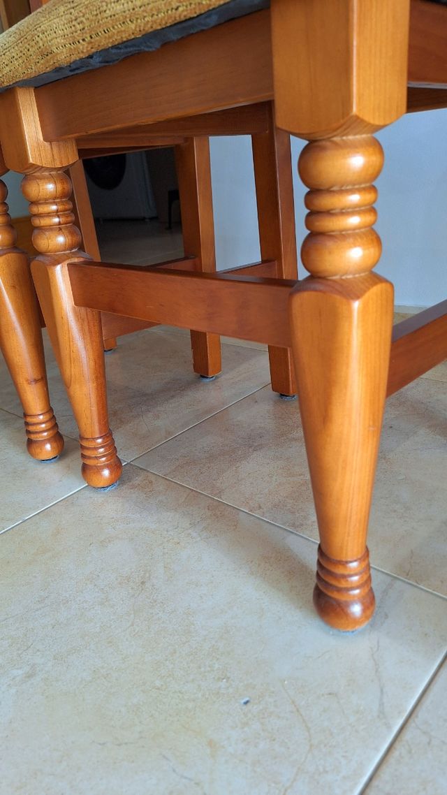 4 Sillas de comedor de madera