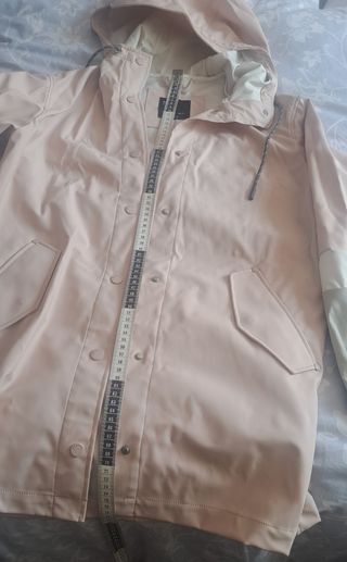 Chubasquero rosa Bershka