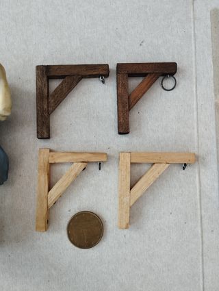 Pescantes en miniatura de madera