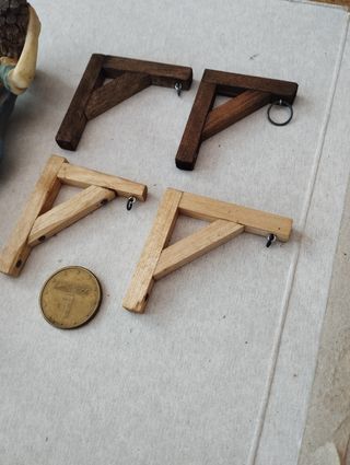 Pescantes en miniatura de madera